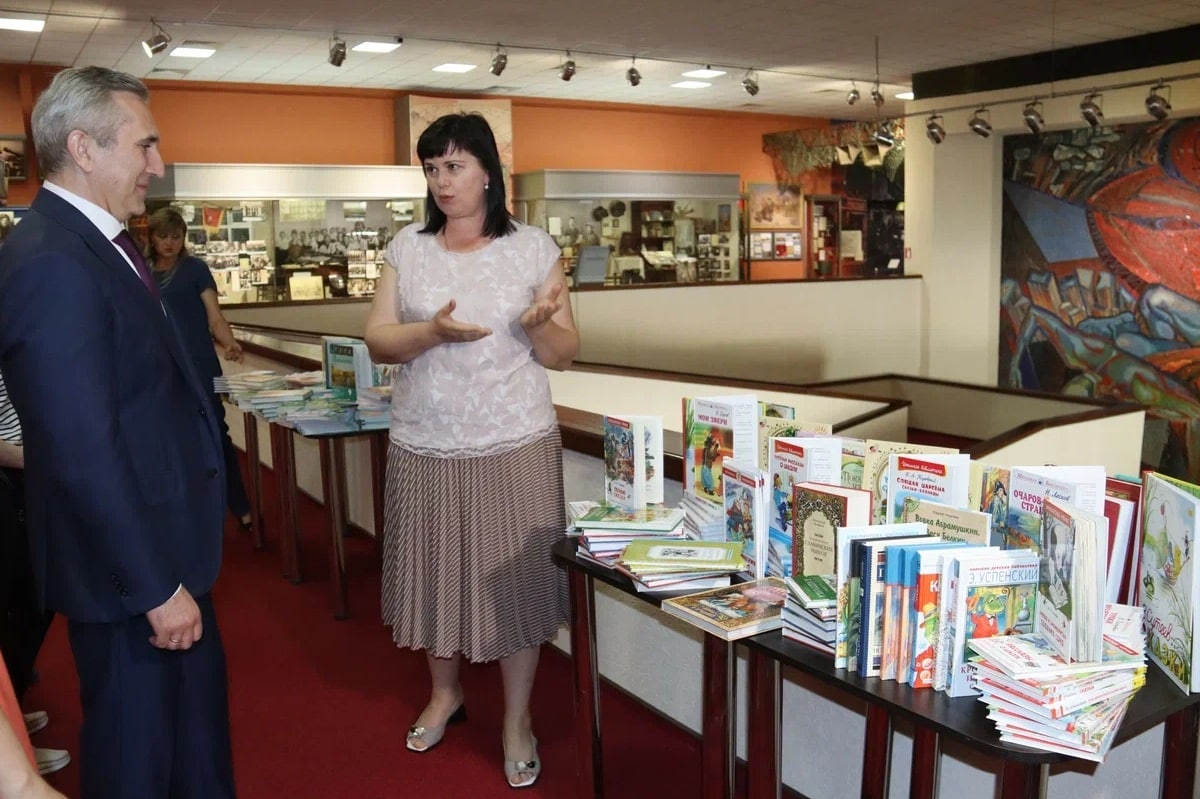Тюменцы передали Краснодону более 2500 книг и учебников