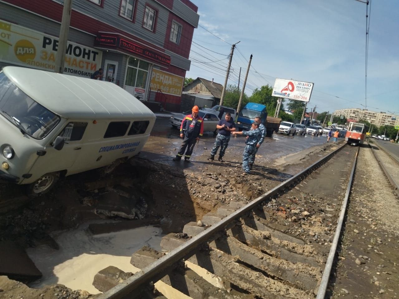 В Бийске на дороге провалился автомобиль ритуальной службы