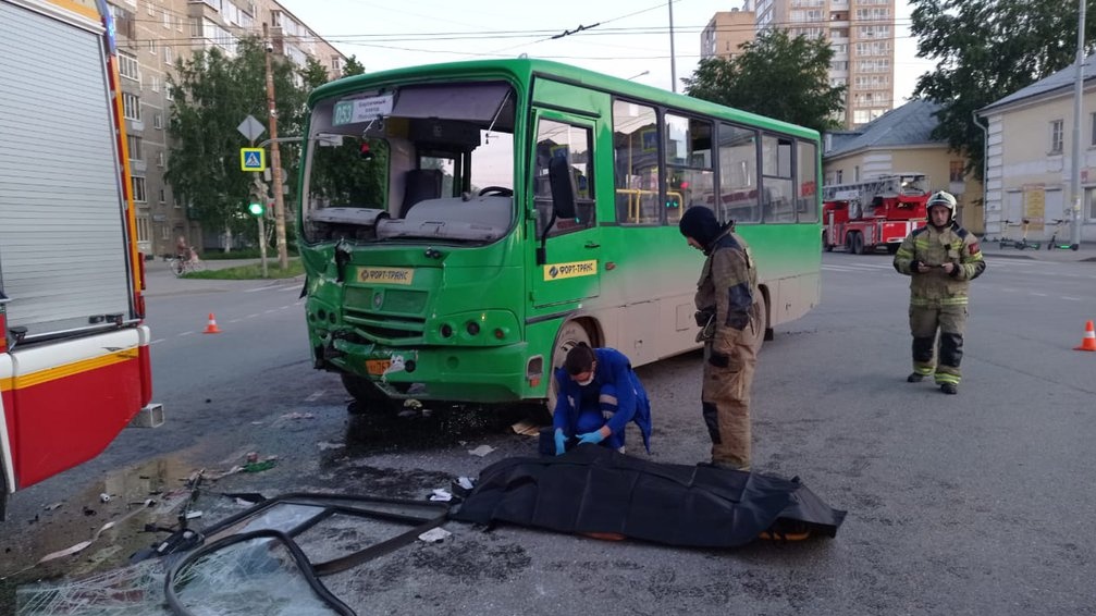 Кондуктор погиб в столкновении с пожарной машиной в Екатеринбурге