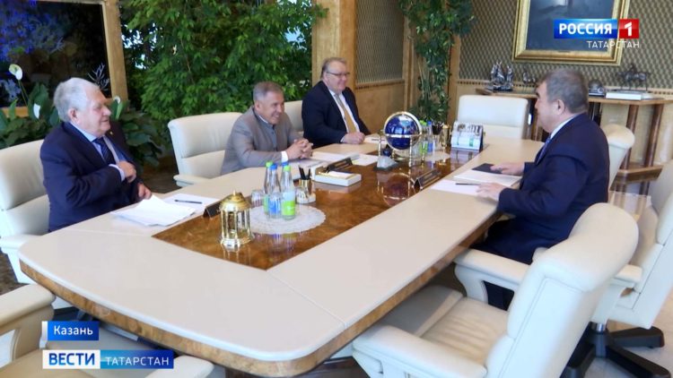 Минниханов обсудил с главой "Онтустик" создание филиала КФУ в Казахстане