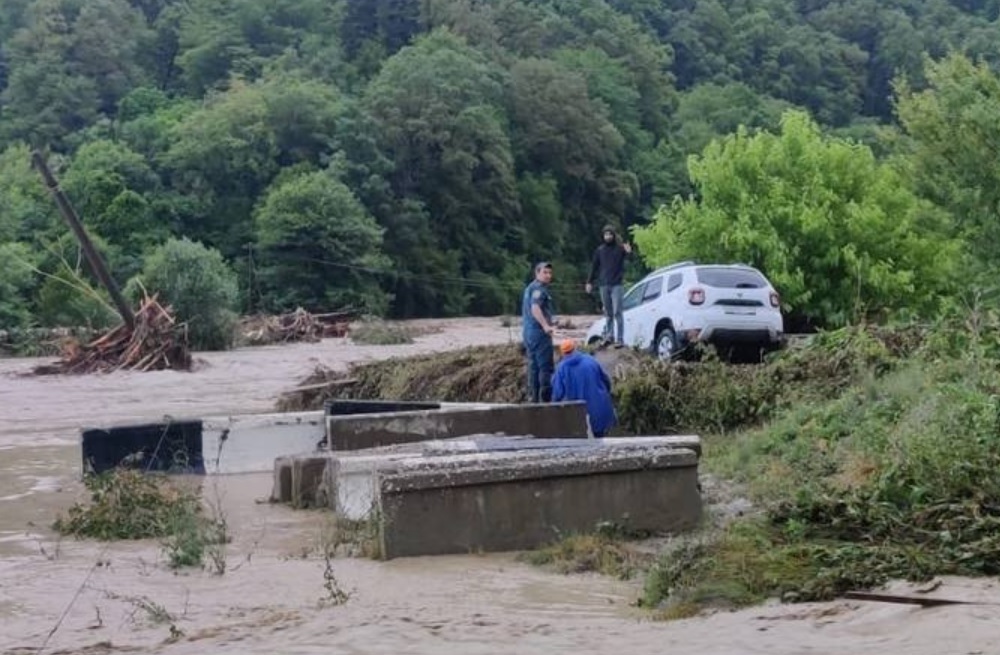Сель смыл в Черное море два автомобиля с людьми
