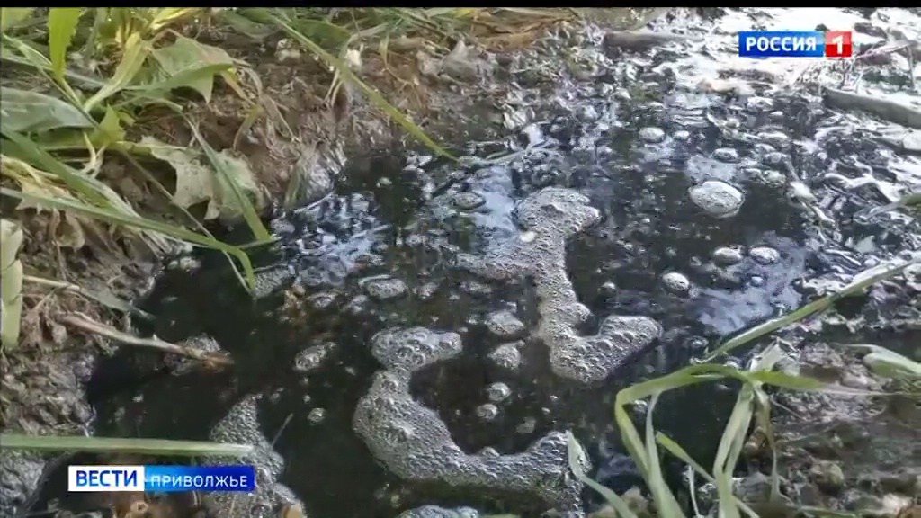 Канализационную трубу прорвало на улице Бринского в Нижнем Новгороде