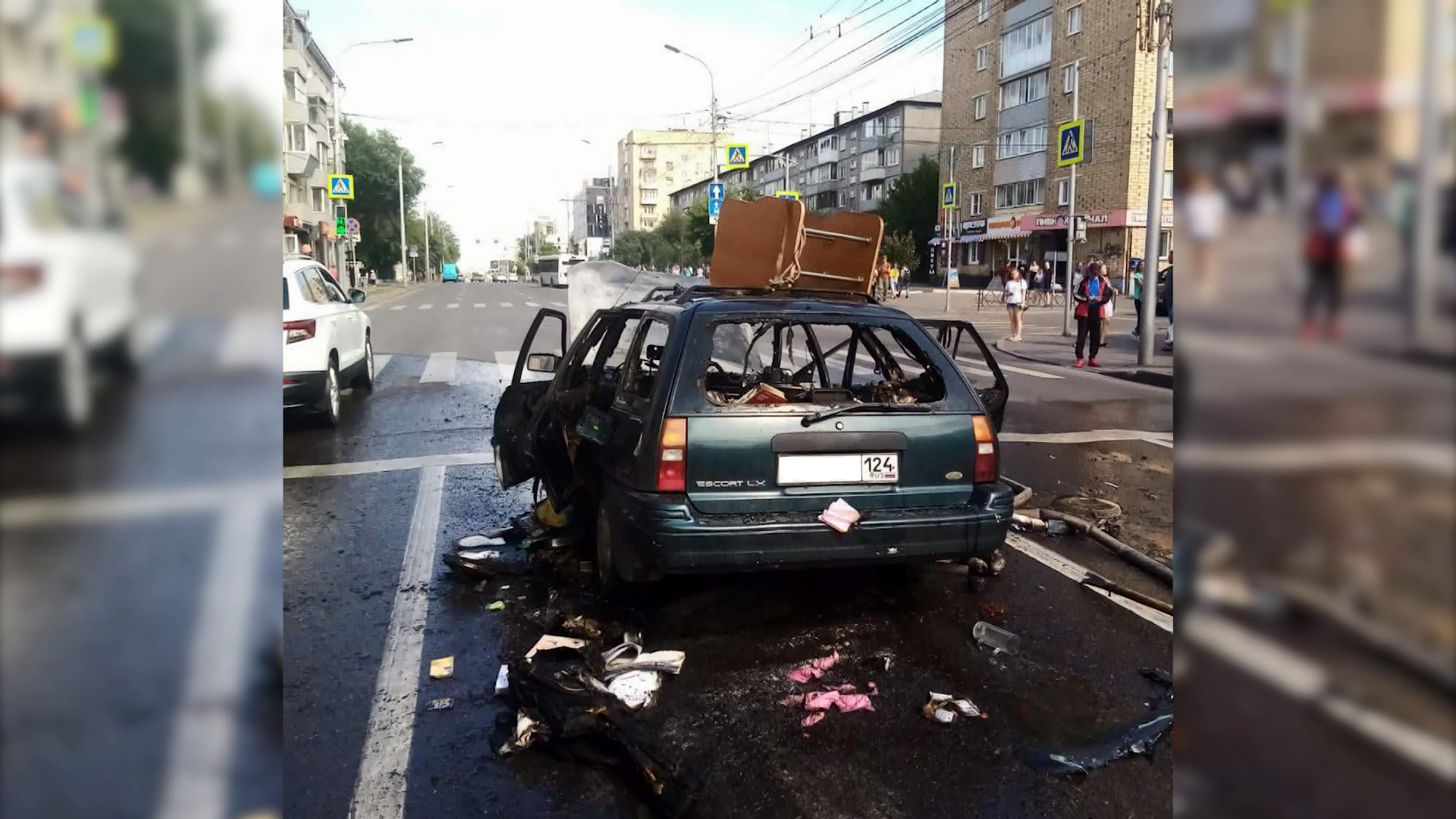 В центре Красноярска сгорел автомобиль