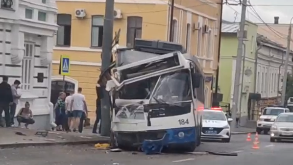 Во Владимире на улице Гагарина троллейбус въехал в столб