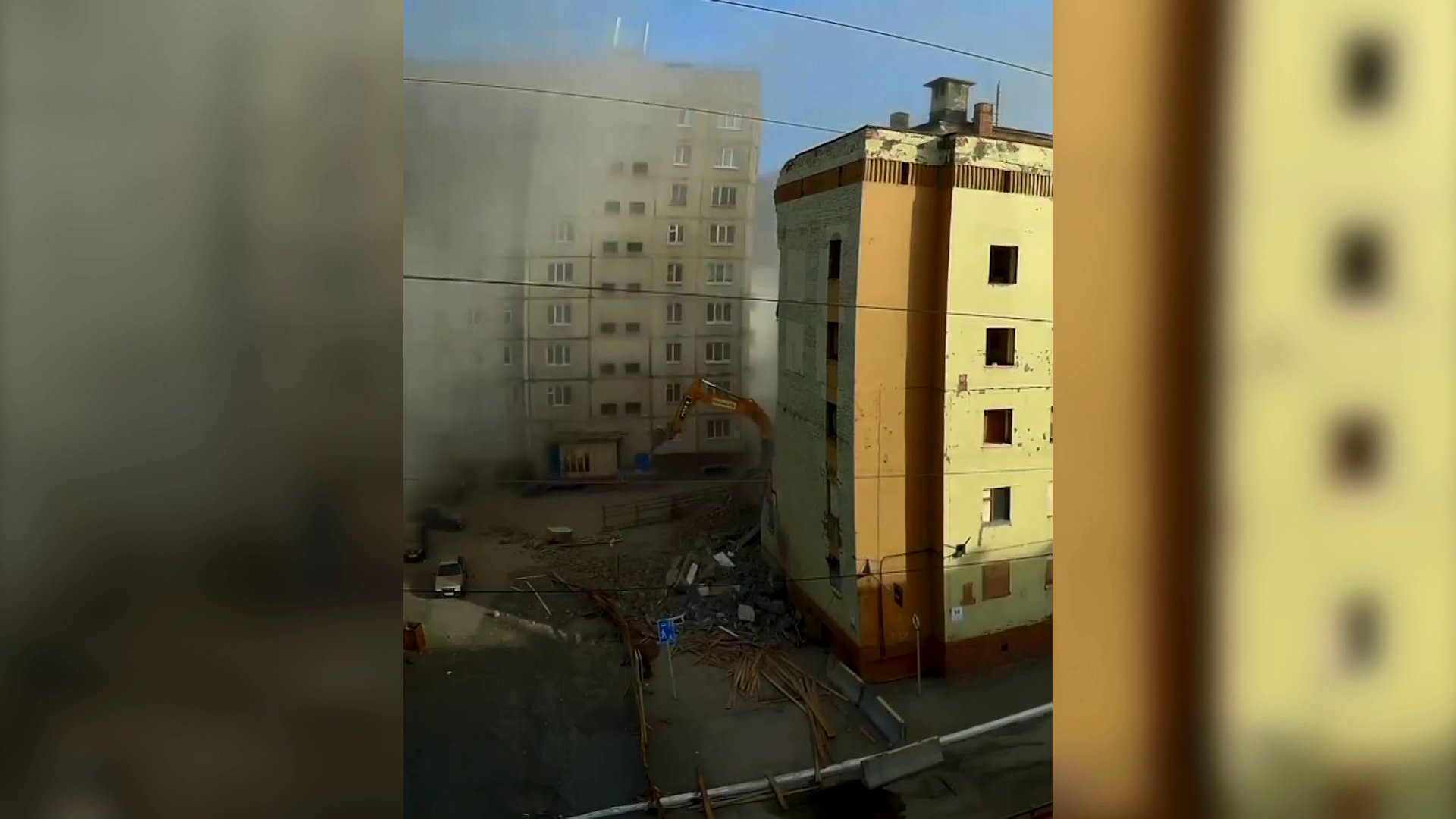 В Норильске при сносе нежилого дома чуть не пострадали прохожие