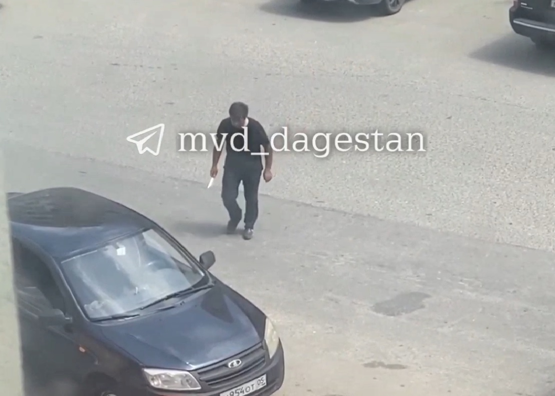 Мужчина с ножом угрожал семье туристов в Дагестане