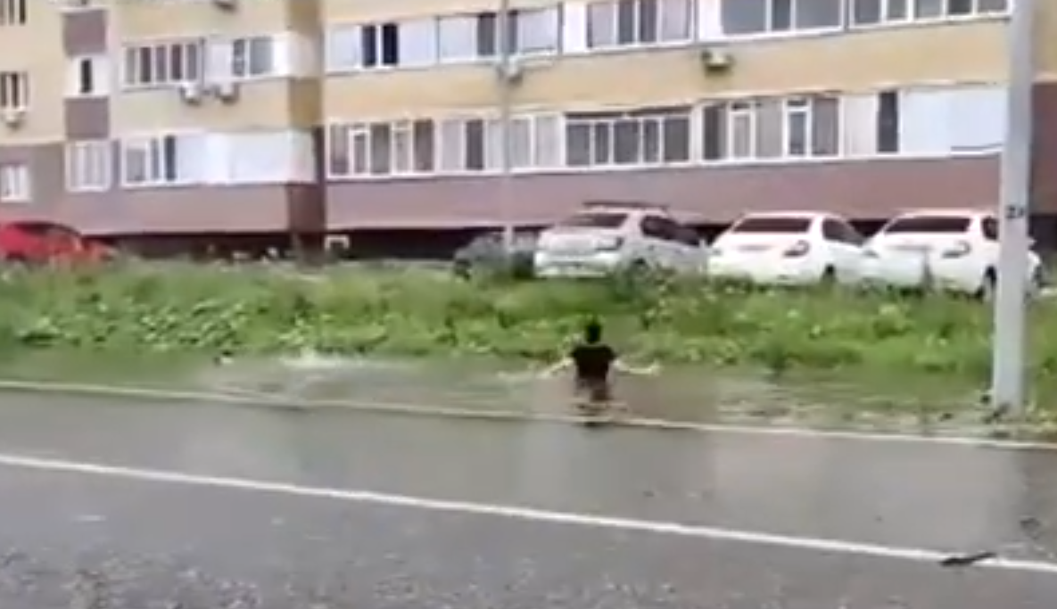 Тюменцы искупались в огромной луже на Лесобазе