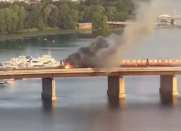 В соцсетях появилось видео загоревшегося поезда с пассажирами в США