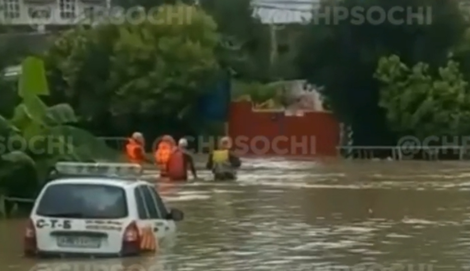 Последствия непогоды устраняют в Сочи