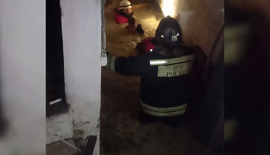 Два человека едва не утонули в заблокированном помещении в Сочи