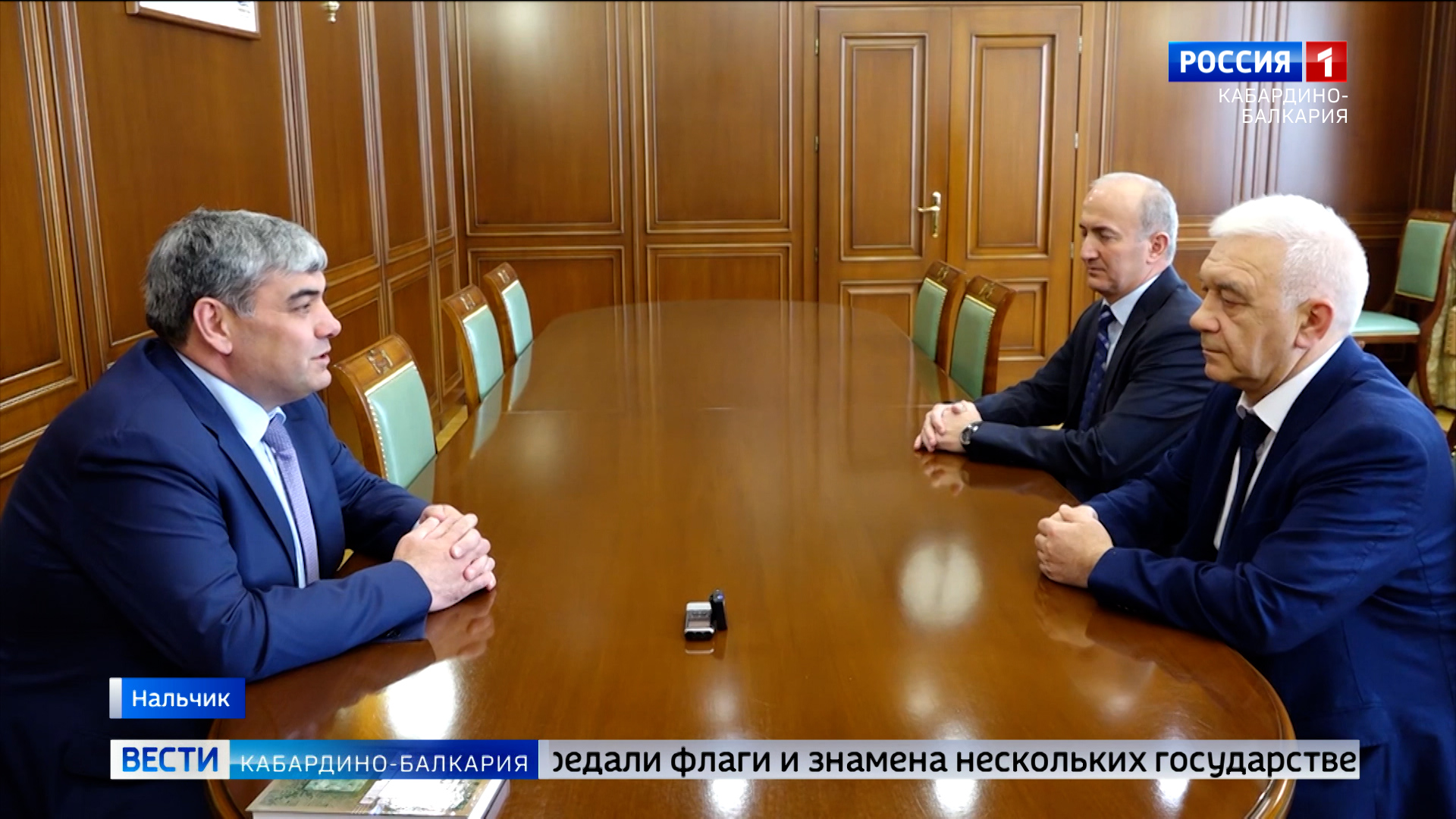 Казбек Коков наградил академика РАН Юрия Шогенова Почетной грамотой Кабардино-Балкарской Республики