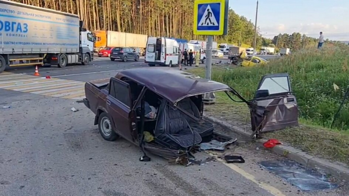 "Жигули" разорвало пополам после ДТП в Обнинске