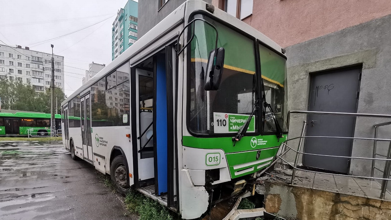 В Челябинске автобус заехал на крыльцо гостиницы
