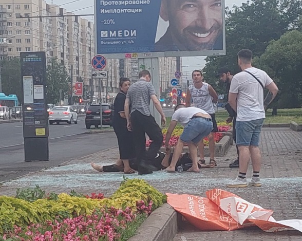 Остановочный павильон рухнул на женщину в Петербурге