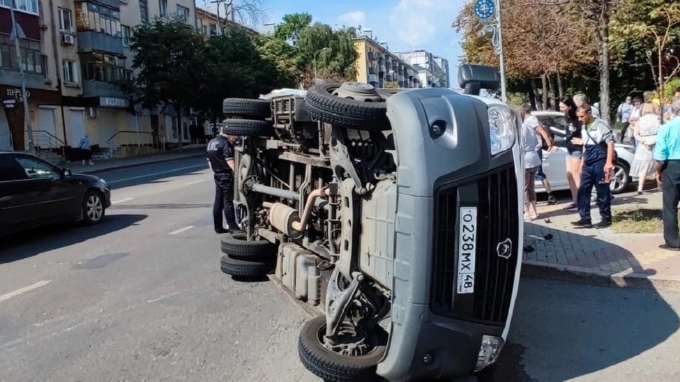 Реанимобиль попал в смертельное ДТП в Липецке
