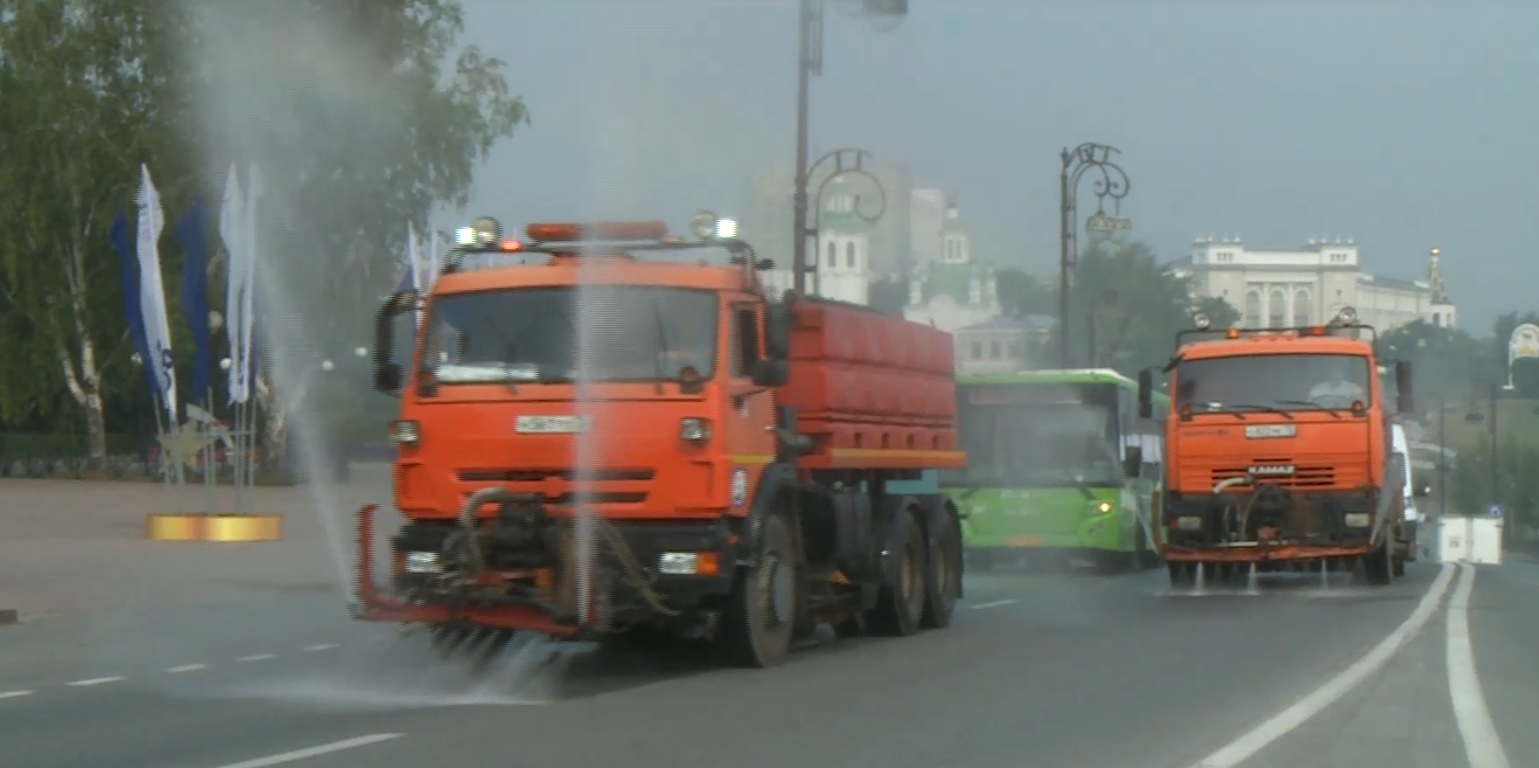 Полив дорог усилили в Тюмени из-за жары