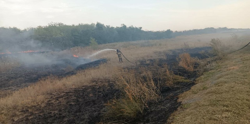 В Гае пришлось бороться с пожаром на небезопасных территориях