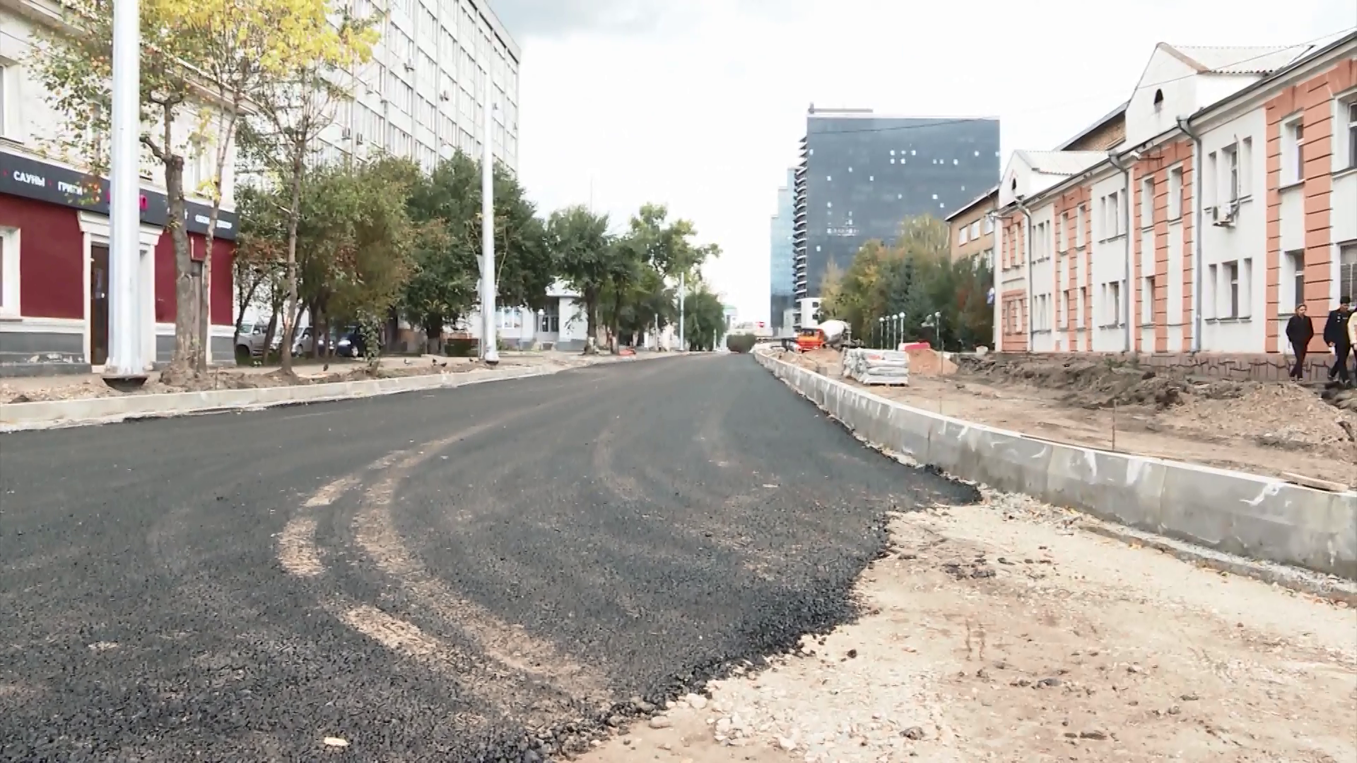 На улице Маерчака начали укладывать асфальт