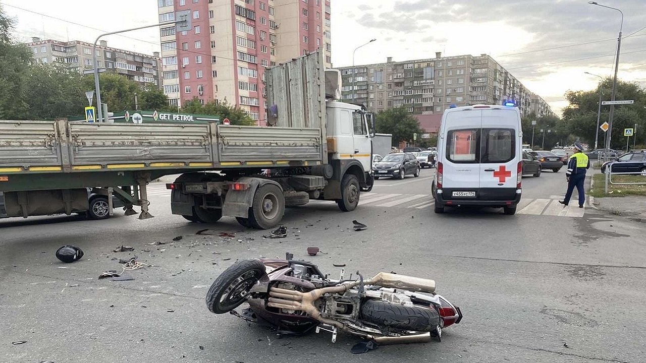 Мотоциклист попал под грузовик в Челябинске