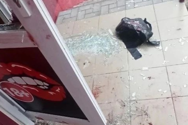 Разбойник заснул на крыльце ограбленного им секс-шопа