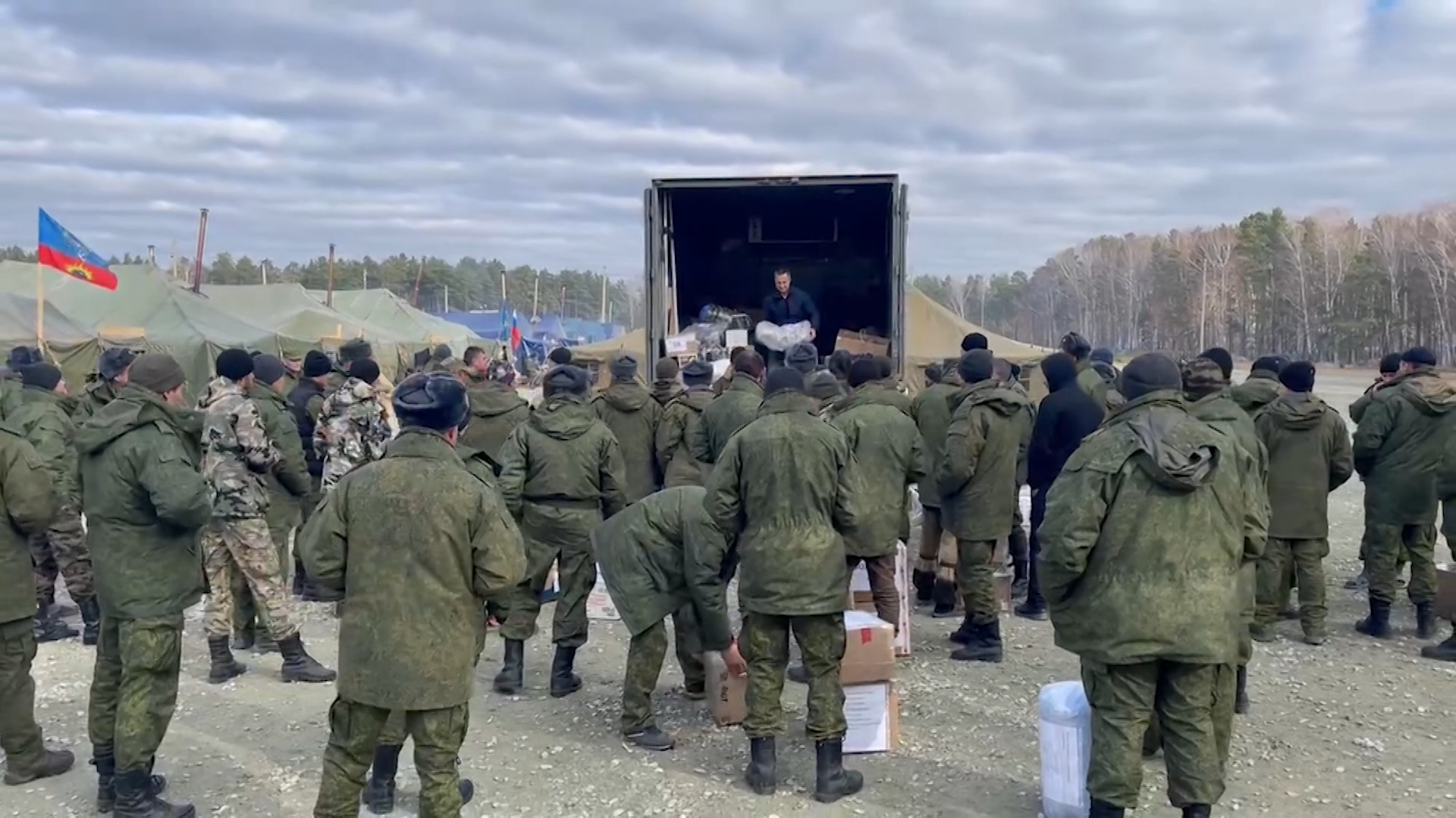 Мобилизованным из Шелеховского района доставили посылки от родных