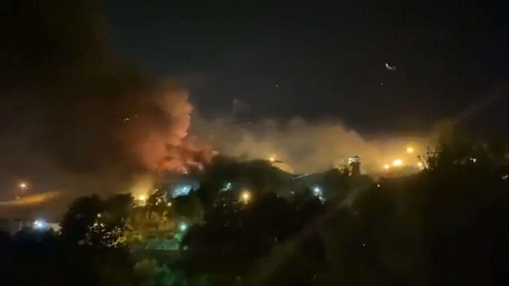 Восемь человек пострадали при пожаре на территории тюрьмы в Тегеране