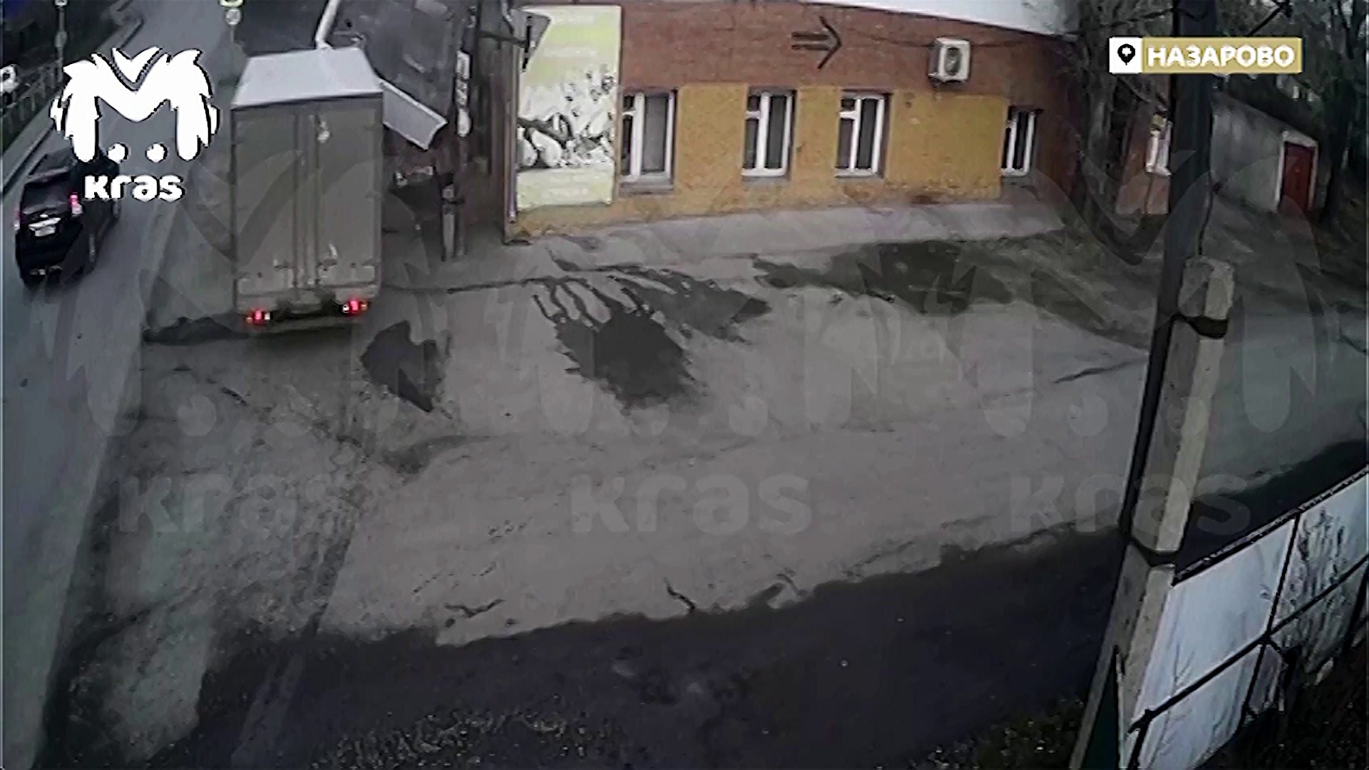 В городе Назарово женщина чудом выжила при обрушении бетонного козырька