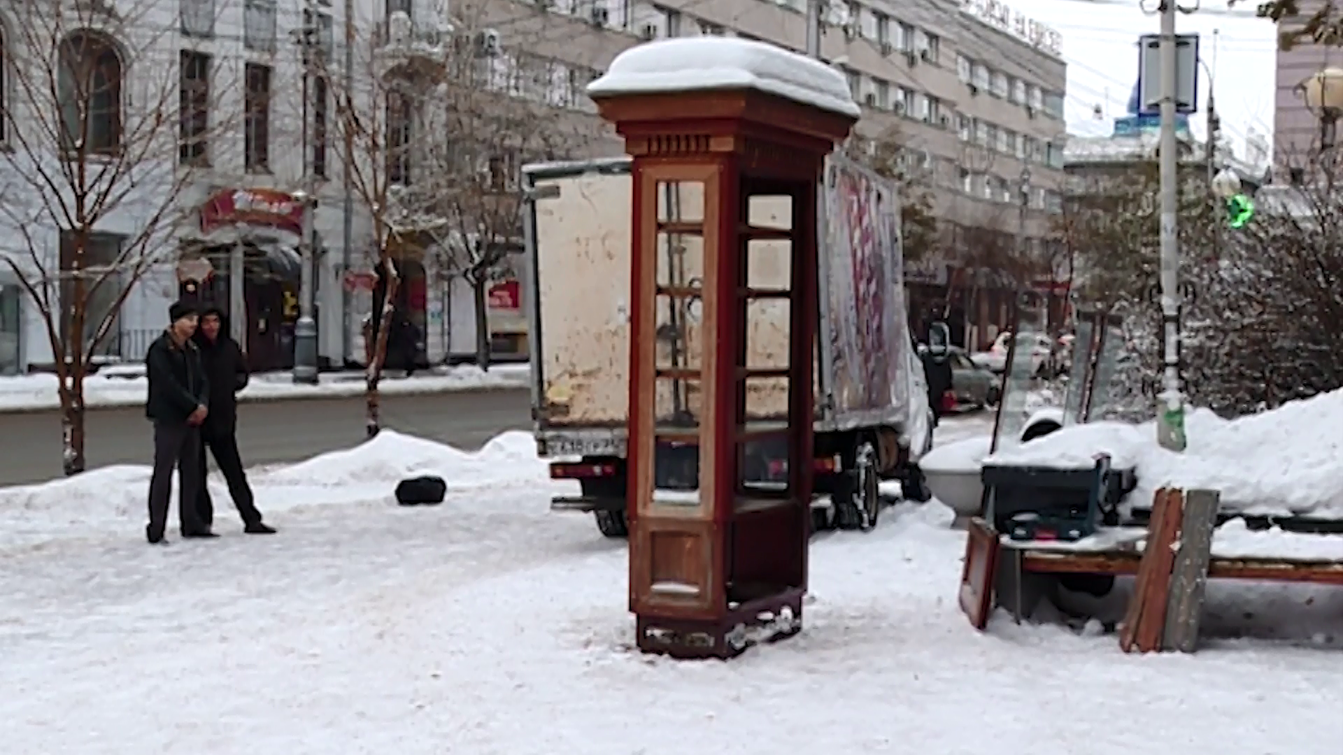 Книжный шкаф на проспекте Мира уехал на реставрацию