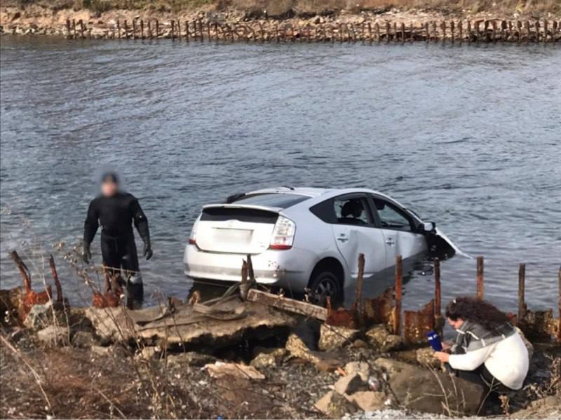 Во Владивостоке машина упала в море, есть погибший