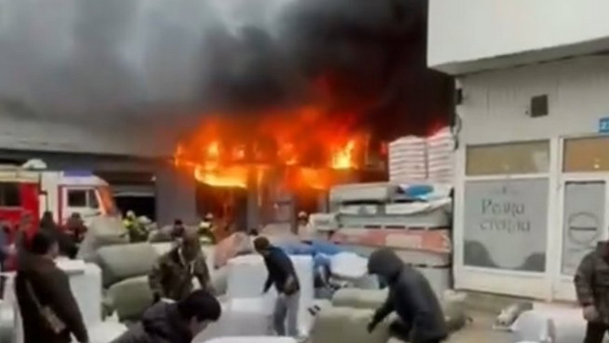 Пожар вспыхнул на строительном рынке на юге Москвы