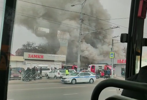 В Краснодаре полыхает пекарня