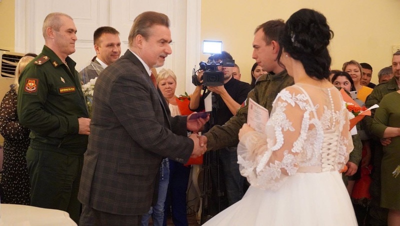 Больше 20 мобилизованных оренбуржцев приехали из Нижней Павловки на свое бракосочетание