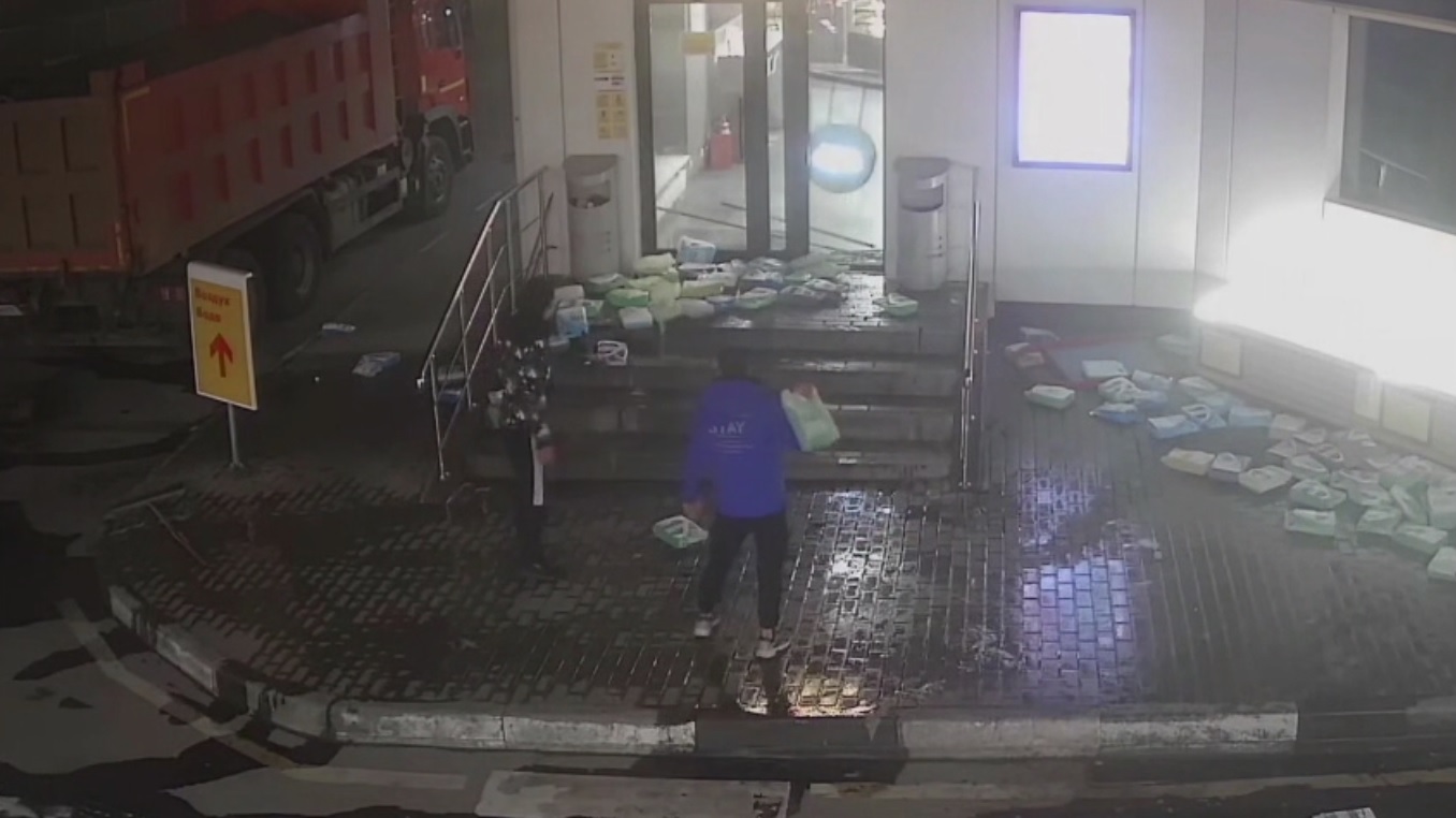 Затяжной погром на подмосковной заправке попал на видео