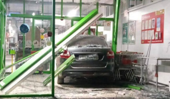 На Кубани водитель аварийно припарковался в супермаркете