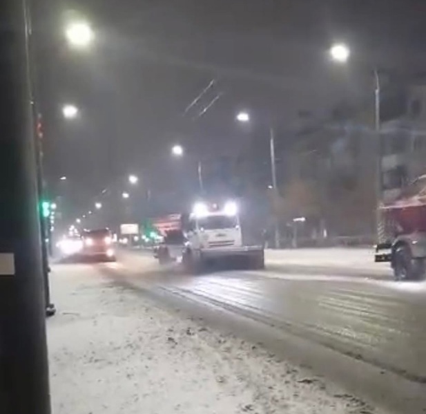 В Оренбурге продолжают очищать дороги и тротуары от снега