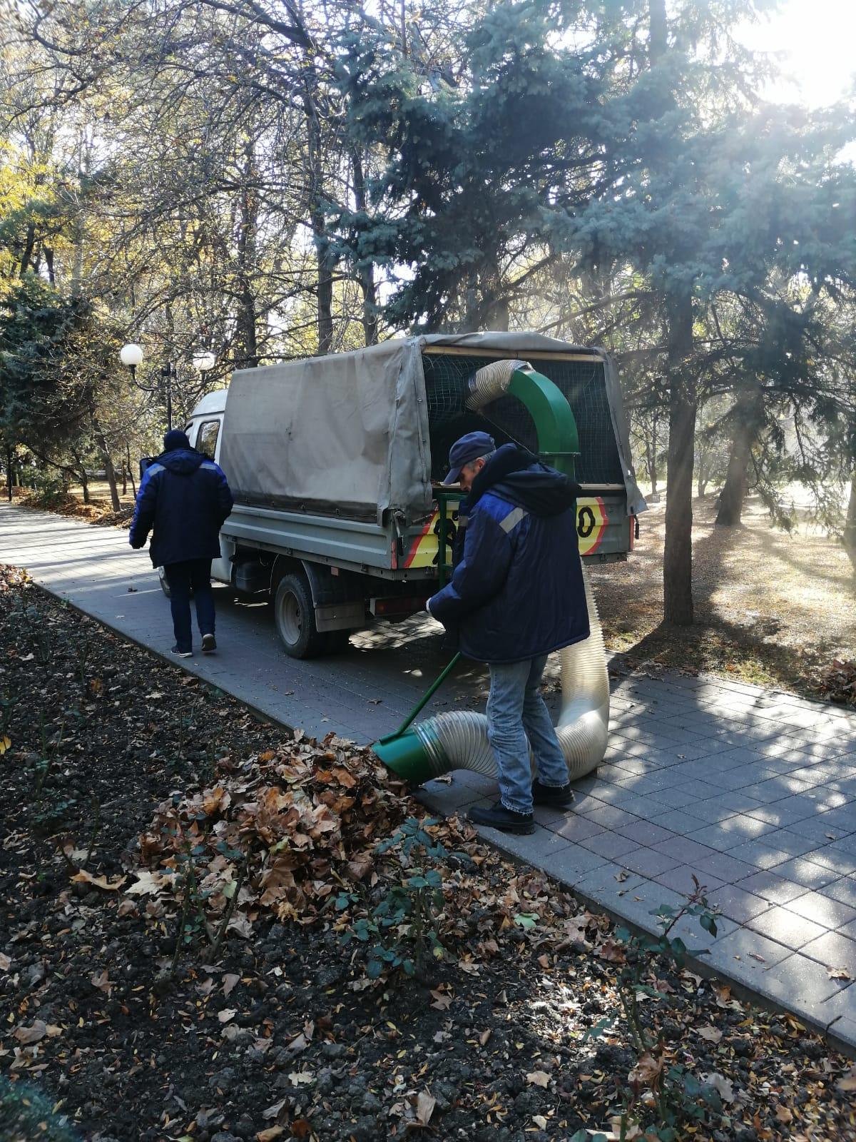 Коммунальщики Новороссийска "пылесосят" газоны