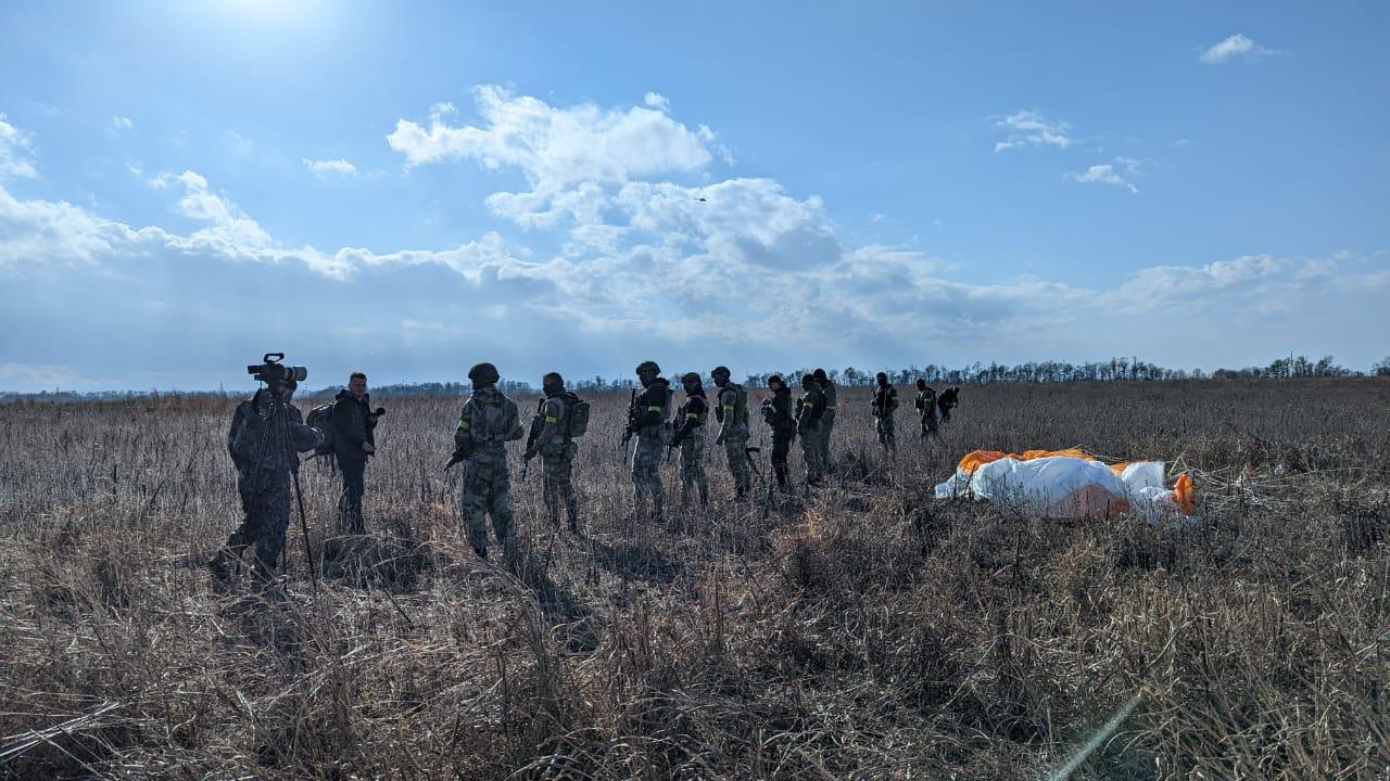 Два парашютиста приземлились в Краснодаре