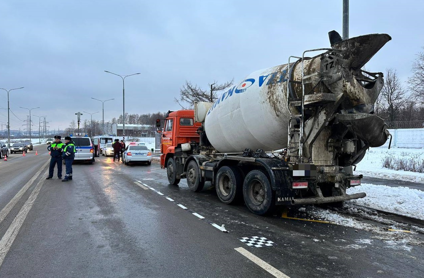 Ребенок погиб под колесами бетономешалки на западе Москвы