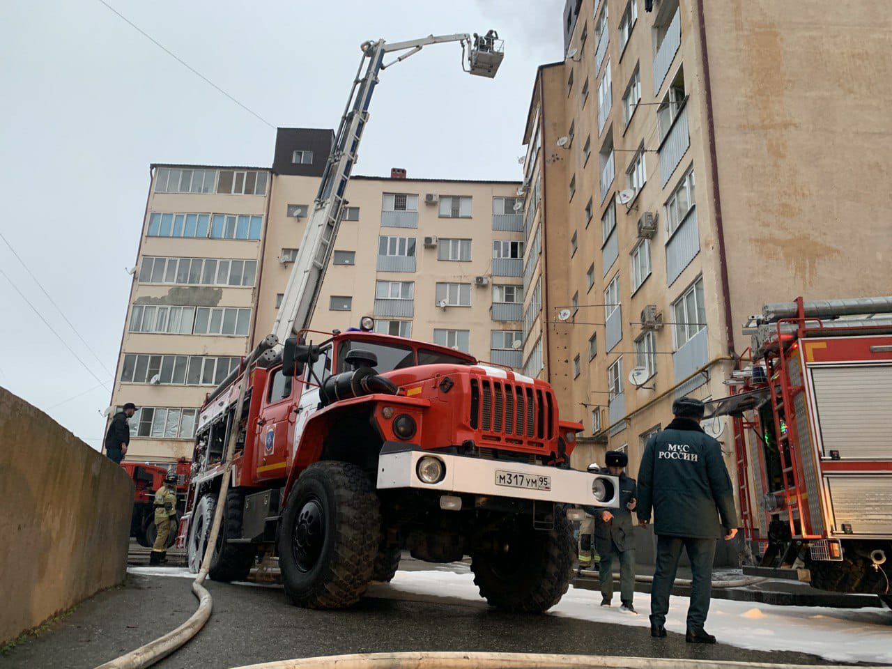 При пожаре в Грозном сотрудник МЧС спасли 10 человек