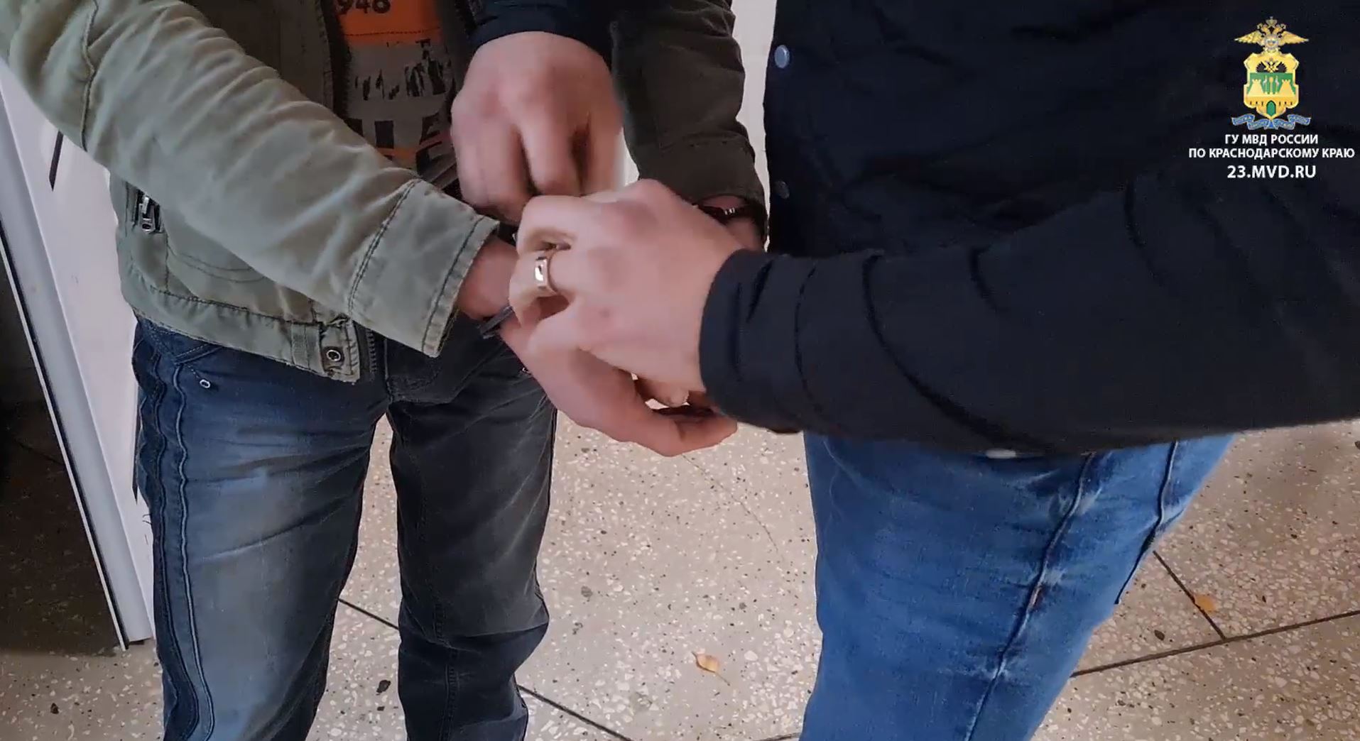 На Кубани пьяный угонщик пытался сбежать, но въехал в забор и повредил еще три машины
