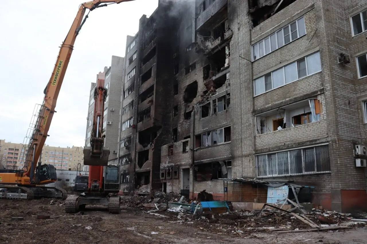 В Ейске начали разбирать поврежденный самолетом дом