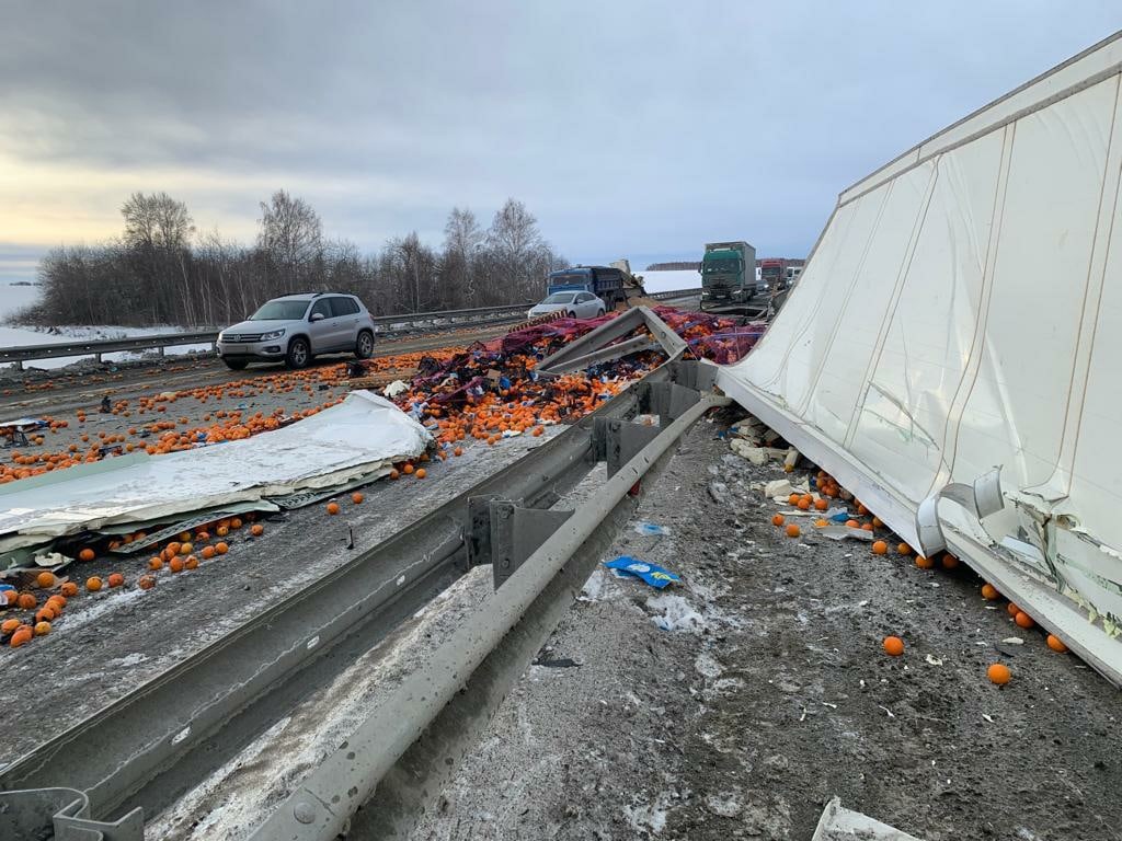 Трасса под Челябинском стала оранжевой от мандаринов
