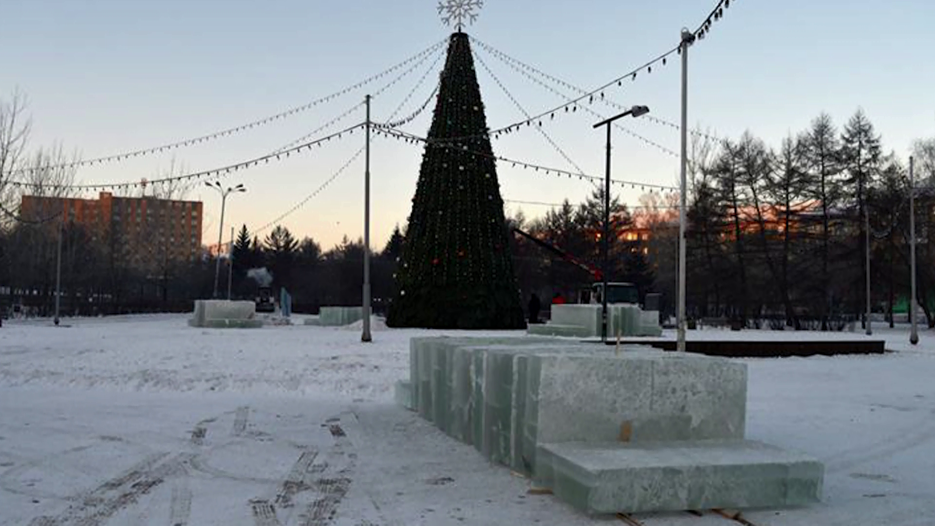 В сквере Серебряный начали монтаж ледового городка