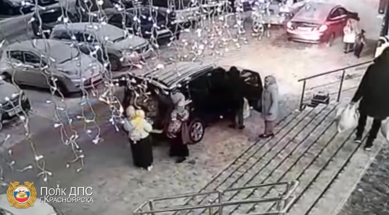 В Красноярске наказали водителя, возившего в багажнике четверых детей