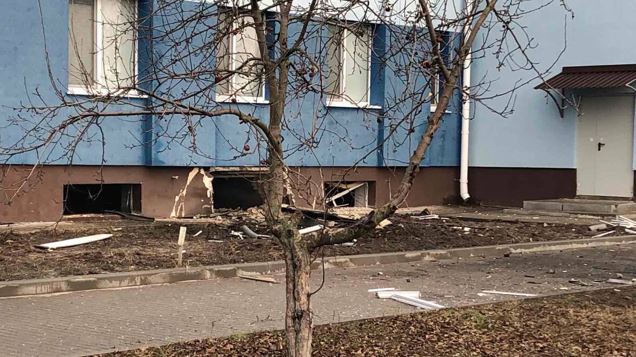 Украинский снаряд попал в школу в Белгородской области
