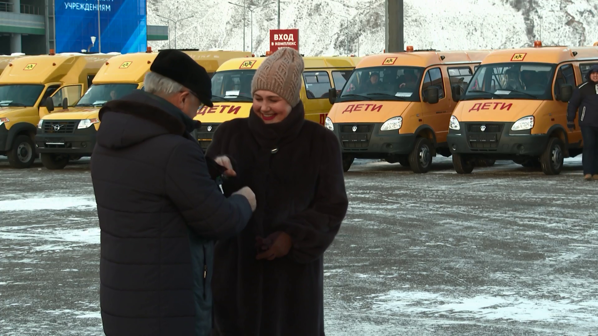 116 школьных автобусов и автомобилей для медучреждений отправились в территории края