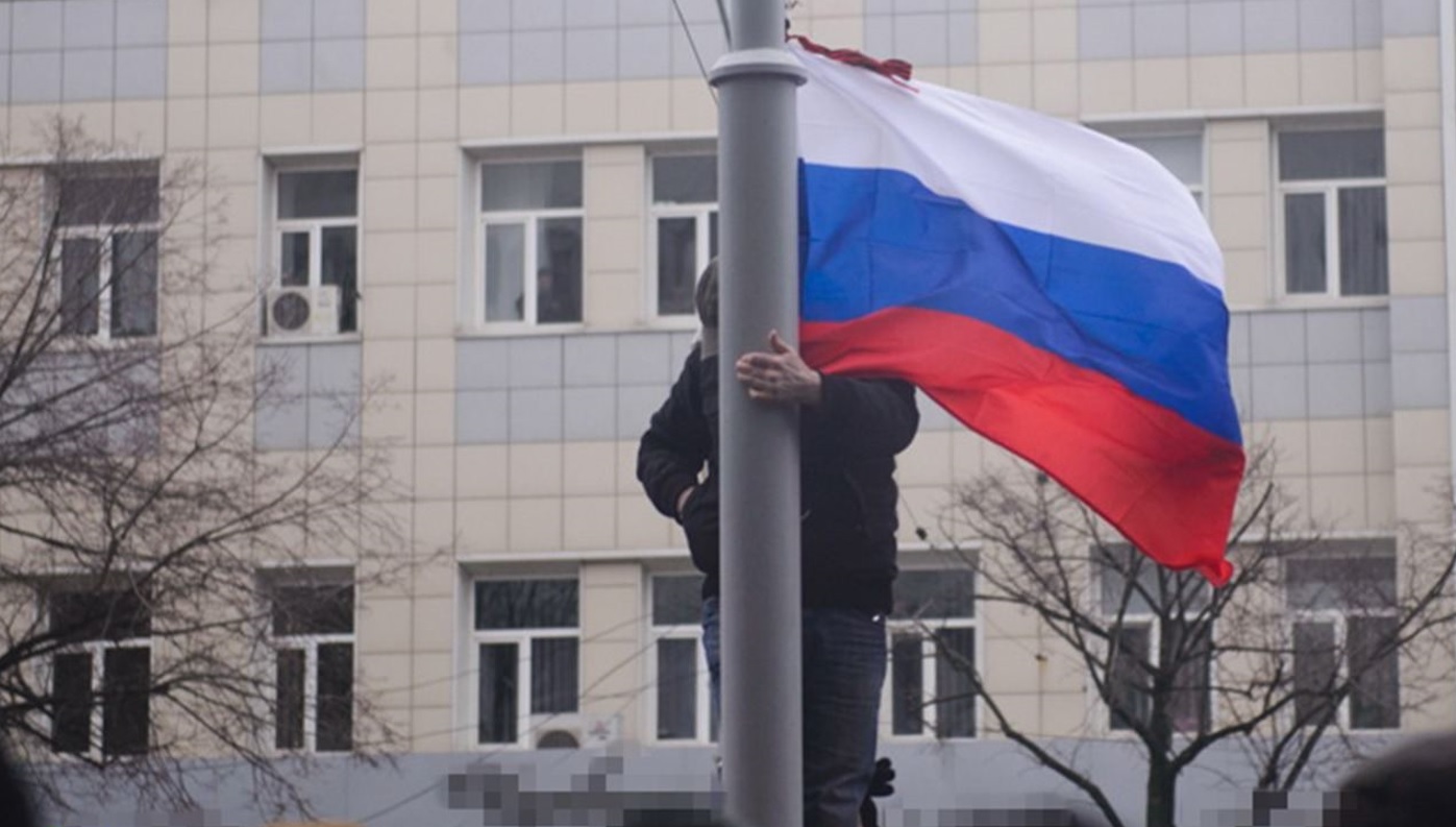 Поднявшего российский флаг в Харькове задержали украинские спецслужбы