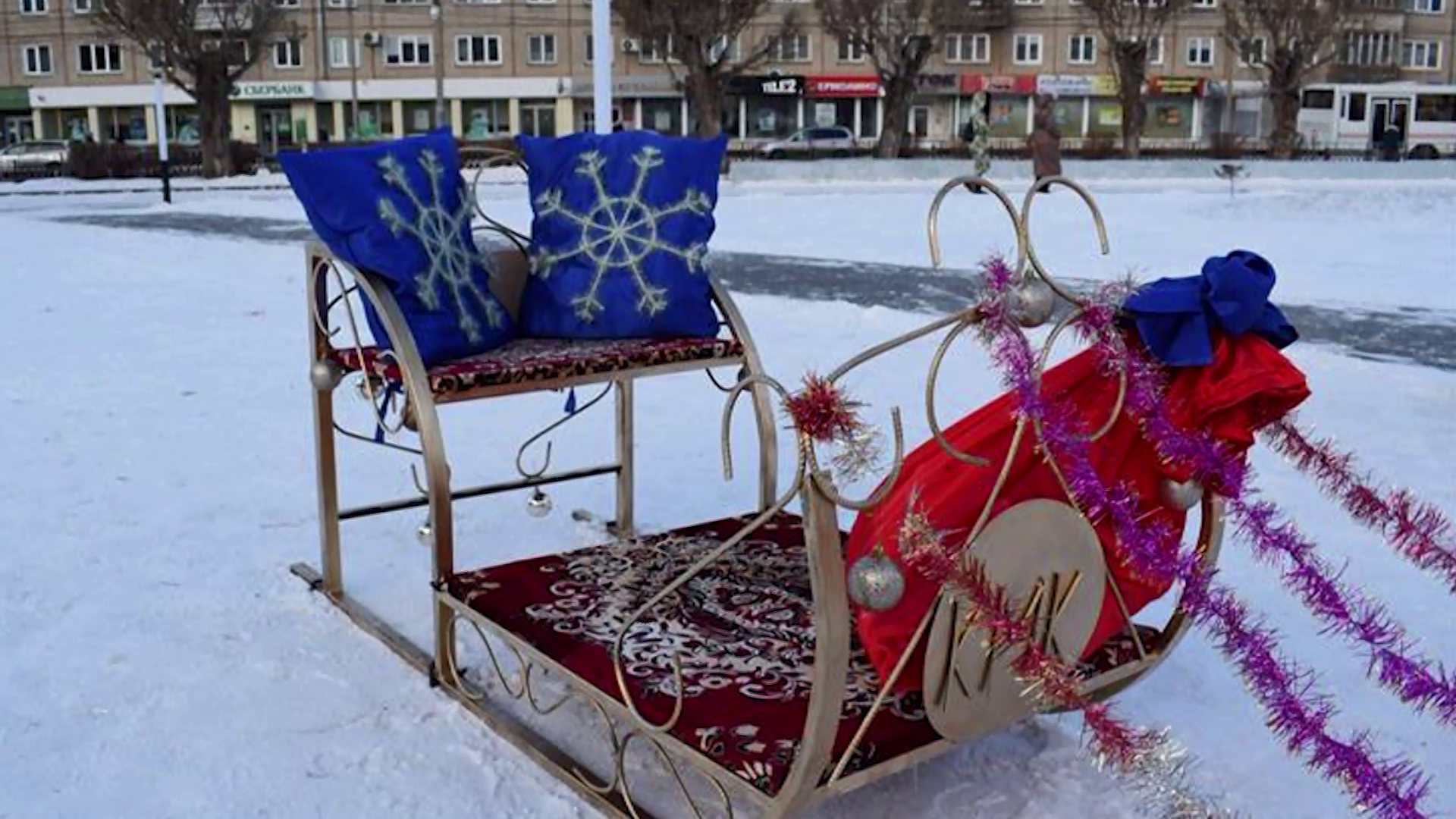 Новогодняя елка, снеговик и резные сани появились на площади Свердлова