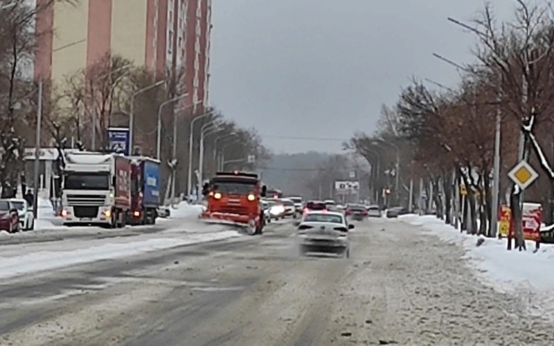 В Оренбурге продолжаются снегоуборочные работы