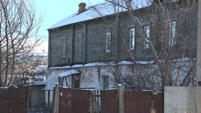 В Бугуруслане люди продолжают проживать в бывшей конюшне